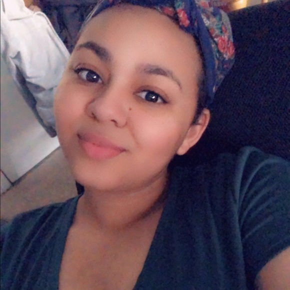 Meet your Posher, Liv 🌻 - Picture 2 of 4